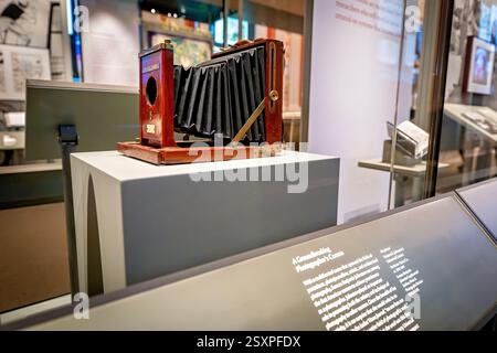 WASHINGTON DC - la mostra "Collecting Memories Exhibit" esposta nella David M. Rubenstein Treasures Gallery presso la Library of Congress presenta oggetti rari e storicamente significativi provenienti dalle vaste collezioni globali della biblioteca. La Rubenstein Gallery è dedicata alla condivisione di manufatti e documenti unici provenienti da quella che è considerata la biblioteca più grande del mondo. La mostra espone oggetti accuratamente curati di importanza culturale e storica provenienti da tutto il mondo, evidenziando il ruolo della Biblioteca come custode della conoscenza e del patrimonio mondiale. Foto Stock