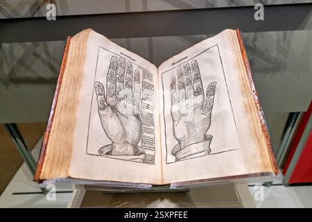 WASHINGTON DC - la mostra "Collecting Memories Exhibit" esposta nella David M. Rubenstein Treasures Gallery presso la Library of Congress presenta oggetti rari e storicamente significativi provenienti dalle vaste collezioni globali della biblioteca. La Rubenstein Gallery è dedicata alla condivisione di manufatti e documenti unici provenienti da quella che è considerata la biblioteca più grande del mondo. La mostra espone oggetti accuratamente curati di importanza culturale e storica provenienti da tutto il mondo, evidenziando il ruolo della Biblioteca come custode della conoscenza e del patrimonio mondiale. Foto Stock