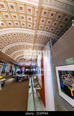 WASHINGTON DC - la mostra "Collecting Memories Exhibit" esposta nella David M. Rubenstein Treasures Gallery presso la Library of Congress presenta oggetti rari e storicamente significativi provenienti dalle vaste collezioni globali della biblioteca. La Rubenstein Gallery è dedicata alla condivisione di manufatti e documenti unici provenienti da quella che è considerata la biblioteca più grande del mondo. La mostra espone oggetti accuratamente curati di importanza culturale e storica provenienti da tutto il mondo, evidenziando il ruolo della Biblioteca come custode della conoscenza e del patrimonio mondiale. Foto Stock