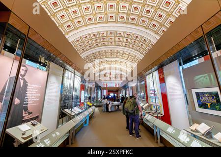 WASHINGTON DC - la mostra "Collecting Memories Exhibit" esposta nella David M. Rubenstein Treasures Gallery presso la Library of Congress presenta oggetti rari e storicamente significativi provenienti dalle vaste collezioni globali della biblioteca. La Rubenstein Gallery è dedicata alla condivisione di manufatti e documenti unici provenienti da quella che è considerata la biblioteca più grande del mondo. La mostra espone oggetti accuratamente curati di importanza culturale e storica provenienti da tutto il mondo, evidenziando il ruolo della Biblioteca come custode della conoscenza e del patrimonio mondiale. Foto Stock