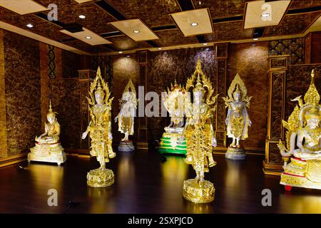 Statue buddiste dorate girate a Bangkok Foto Stock
