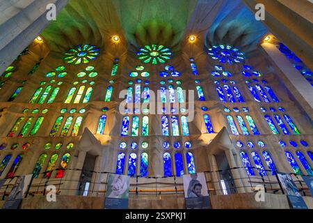 Vetrate colorate e corridoio di una Sagrada Familia. Foto Stock