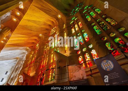 Vetrate colorate e corridoio di una Sagrada Familia. Foto Stock