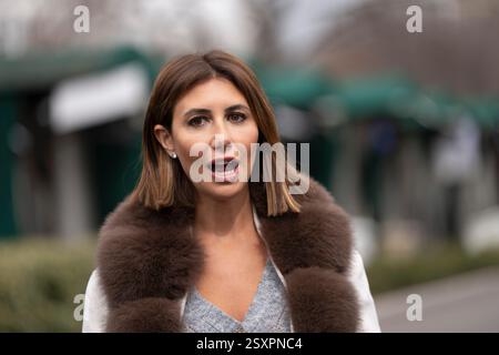 Alina Habba, Counselor to the President parla ai media al di fuori della Casa Bianca a Washington, DC, 25 febbraio 2025.credito: Chris Kleponis/CNP /MediaPunch Foto Stock