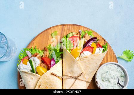 Giro di pollo avvolto con verdure e salsa tzatziki primo piano. Cibo greco sano. Kebab Doner in pita fatta in casa. Foto Stock