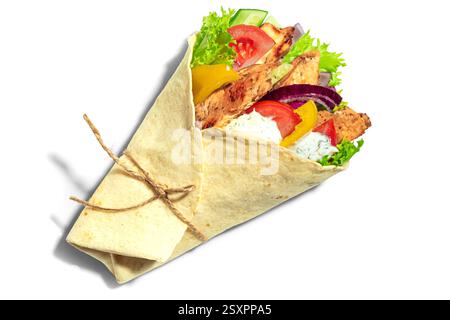 Giroscopi di pollo greco avvolti con verdure e salsa tzatziki isolata su sfondo bianco, elemento di design. Cibo greco sano. Doner kebab in pita brea Foto Stock