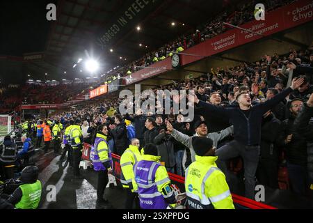 Sheffield, Regno Unito. 24 febbraio 2025. I fan del Leeds festeggiano dopo aver vinto 1-3 Sheffield United FC contro Leeds United FC Skybet EFL Championship match a Bramall Lane, Sheffield, Inghilterra, Regno Unito il 24 febbraio 2025 Credit: Phil Duncan/Every Second Media Credit: Every Second Media/Alamy Live News Foto Stock