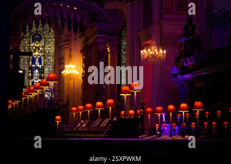 La Quire nella Cattedrale di St. Paul si illuminò per l'installazione luminosa. Foto Stock