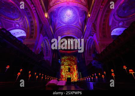 La Quire nella Cattedrale di St. Paul si illuminò per l'installazione luminosa. Foto Stock