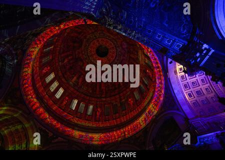 L'interno della cupola della cattedrale di St. Paul a Londra si è illuminato per l'installazione d'arte luminosa Foto Stock