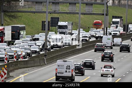 Il cantiere per la ristrutturazione di un ponte a Bertem sull'autostrada E40 tra Bruxelles e Liegi, martedì 25 febbraio 2025. In direzione di Bruxelles le quattro vie sono più piccole con una velocità limitata a 70 km/h e in direzione di Liegi, ci sono solo tre vie. I lavori sono iniziati lunedì 24 febbraio 2025 con lo smantellamento e la rimozione dell'amianto del ponte per preparare l'installazione di una nuova struttura il prossimo anno e dovrebbero essere eseguiti per la fine del 2026. E' la strada N3 che passa sopra quel ponte. BELGA PHOTO ERIC LALMAND Foto Stock