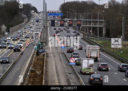 Il cantiere per la ristrutturazione di un ponte a Bertem sull'autostrada E40 tra Bruxelles e Liegi, martedì 25 febbraio 2025. In direzione di Bruxelles le quattro vie sono più piccole con una velocità limitata a 70 km/h e in direzione di Liegi, ci sono solo tre vie. I lavori sono iniziati lunedì 24 febbraio 2025 con lo smantellamento e la rimozione dell'amianto del ponte per preparare l'installazione di una nuova struttura il prossimo anno e dovrebbero essere eseguiti per la fine del 2026. E' la strada N3 che passa sopra quel ponte. BELGA PHOTO ERIC LALMAND Foto Stock