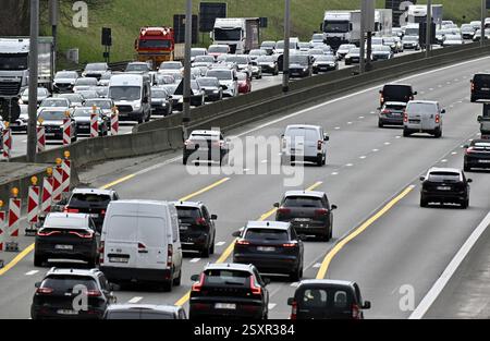 Il cantiere per la ristrutturazione di un ponte a Bertem sull'autostrada E40 tra Bruxelles e Liegi, martedì 25 febbraio 2025. In direzione di Bruxelles le quattro vie sono più piccole con una velocità limitata a 70 km/h e in direzione di Liegi, ci sono solo tre vie. I lavori sono iniziati lunedì 24 febbraio 2025 con lo smantellamento e la rimozione dell'amianto del ponte per preparare l'installazione di una nuova struttura il prossimo anno e dovrebbero essere eseguiti per la fine del 2026. E' la strada N3 che passa sopra quel ponte. BELGA PHOTO ERIC LALMAND Foto Stock