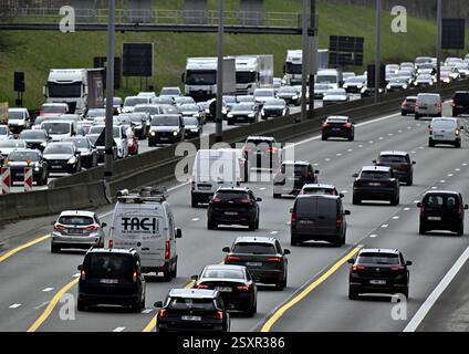 Il cantiere per la ristrutturazione di un ponte a Bertem sull'autostrada E40 tra Bruxelles e Liegi, martedì 25 febbraio 2025. In direzione di Bruxelles le quattro vie sono più piccole con una velocità limitata a 70 km/h e in direzione di Liegi, ci sono solo tre vie. I lavori sono iniziati lunedì 24 febbraio 2025 con lo smantellamento e la rimozione dell'amianto del ponte per preparare l'installazione di una nuova struttura il prossimo anno e dovrebbero essere eseguiti per la fine del 2026. E' la strada N3 che passa sopra quel ponte. BELGA PHOTO ERIC LALMAND Foto Stock