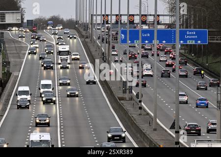 Il cantiere per la ristrutturazione di un ponte a Bertem sull'autostrada E40 tra Bruxelles e Liegi, martedì 25 febbraio 2025. In direzione di Bruxelles le quattro vie sono più piccole con una velocità limitata a 70 km/h e in direzione di Liegi, ci sono solo tre vie. I lavori sono iniziati lunedì 24 febbraio 2025 con lo smantellamento e la rimozione dell'amianto del ponte per preparare l'installazione di una nuova struttura il prossimo anno e dovrebbero essere eseguiti per la fine del 2026. E' la strada N3 che passa sopra quel ponte. BELGA PHOTO ERIC LALMAND Foto Stock