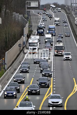 Il cantiere per la ristrutturazione di un ponte a Bertem sull'autostrada E40 tra Bruxelles e Liegi, martedì 25 febbraio 2025. In direzione di Bruxelles le quattro vie sono più piccole con una velocità limitata a 70 km/h e in direzione di Liegi, ci sono solo tre vie. I lavori sono iniziati lunedì 24 febbraio 2025 con lo smantellamento e la rimozione dell'amianto del ponte per preparare l'installazione di una nuova struttura il prossimo anno e dovrebbero essere eseguiti per la fine del 2026. E' la strada N3 che passa sopra quel ponte. BELGA PHOTO ERIC LALMAND Foto Stock