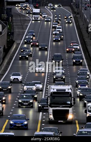 Il cantiere per la ristrutturazione di un ponte a Bertem sull'autostrada E40 tra Bruxelles e Liegi, martedì 25 febbraio 2025. In direzione di Bruxelles le quattro vie sono più piccole con una velocità limitata a 70 km/h e in direzione di Liegi, ci sono solo tre vie. I lavori sono iniziati lunedì 24 febbraio 2025 con lo smantellamento e la rimozione dell'amianto del ponte per preparare l'installazione di una nuova struttura il prossimo anno e dovrebbero essere eseguiti per la fine del 2026. E' la strada N3 che passa sopra quel ponte. BELGA PHOTO ERIC LALMAND Foto Stock