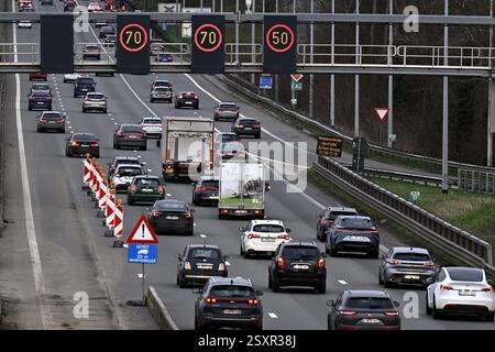 Il cantiere per la ristrutturazione di un ponte a Bertem sull'autostrada E40 tra Bruxelles e Liegi, martedì 25 febbraio 2025. In direzione di Bruxelles le quattro vie sono più piccole con una velocità limitata a 70 km/h e in direzione di Liegi, ci sono solo tre vie. I lavori sono iniziati lunedì 24 febbraio 2025 con lo smantellamento e la rimozione dell'amianto del ponte per preparare l'installazione di una nuova struttura il prossimo anno e dovrebbero essere eseguiti per la fine del 2026. E' la strada N3 che passa sopra quel ponte. BELGA PHOTO ERIC LALMAND Foto Stock
