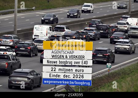 Il cantiere per la ristrutturazione di un ponte a Bertem sull'autostrada E40 tra Bruxelles e Liegi, martedì 25 febbraio 2025. In direzione di Bruxelles le quattro vie sono più piccole con una velocità limitata a 70 km/h e in direzione di Liegi, ci sono solo tre vie. I lavori sono iniziati lunedì 24 febbraio 2025 con lo smantellamento e la rimozione dell'amianto del ponte per preparare l'installazione di una nuova struttura il prossimo anno e dovrebbero essere eseguiti per la fine del 2026. E' la strada N3 che passa sopra quel ponte. BELGA PHOTO ERIC LALMAND Foto Stock