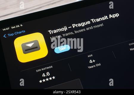 OSTRAVA. CECHIA - 28 SETTEMBRE 2024: App store Apple con applicazione mobile Tranmoji per i trasporti pubblici a Praga Foto Stock
