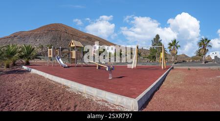 Parco giochi pubblico a San Bartolome, Lanzarote - dietro di esso la Casa del Mayor Guerra Foto Stock