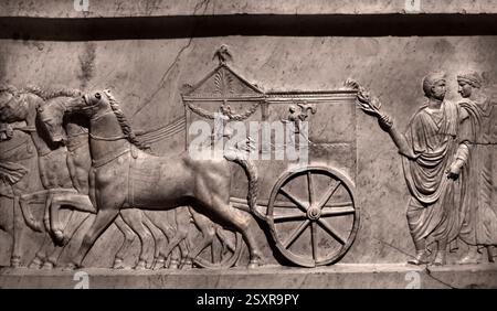Processione secondo quarto del i secolo d.C. ( imperatore Augusto sconfisse Antonio e Cleopatra ) 107,5 x 175 x 15 cm scolpito, marmo Luna (Carrara) greco, romano, ellas – Italia – Roma, ( le lastre di marmo collegate alla battaglia navale di Azio del 31 a.C., in cui il successivo imperatore Augusto sconfisse Antonio e Cleopatra – un evento che portò alla fondazione dell'Impero Romano ) Foto Stock