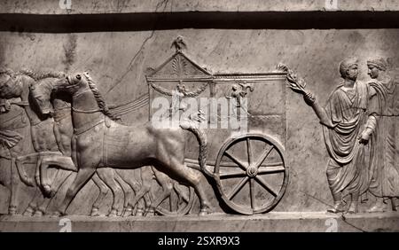 Processione secondo quarto del i secolo d.C. ( imperatore Augusto sconfisse Antonio e Cleopatra ) 107,5 x 175 x 15 cm scolpito, marmo Luna (Carrara) greco, romano, ellas – Italia – Roma, ( le lastre di marmo collegate alla battaglia navale di Azio del 31 a.C., in cui il successivo imperatore Augusto sconfisse Antonio e Cleopatra – un evento che portò alla fondazione dell'Impero Romano ) Foto Stock