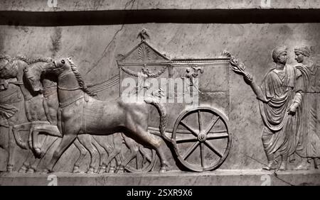 Processione secondo quarto del i secolo d.C. ( imperatore Augusto sconfisse Antonio e Cleopatra ) 107,5 x 175 x 15 cm scolpito, marmo Luna (Carrara) greco, romano, ellas – Italia – Roma, ( le lastre di marmo collegate alla battaglia navale di Azio del 31 a.C., in cui il successivo imperatore Augusto sconfisse Antonio e Cleopatra – un evento che portò alla fondazione dell'Impero Romano ) Foto Stock