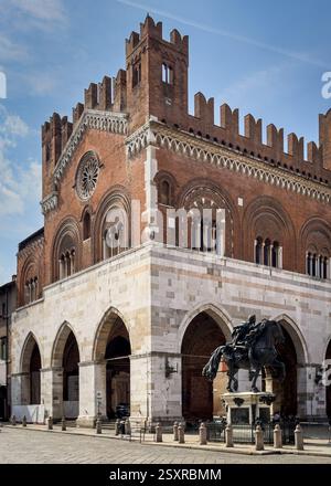 Piacenza, Emilia Romagna, Italia, 7 settembre 2024. Vista su Piazza dei cavalli, la piazza principale del centro storico di Piacenza Foto Stock