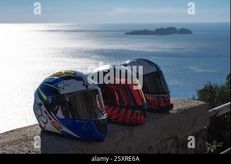 POSITANO, ITALIA - 13 GENNAIO 2024: Costiera amalfitana a Positano, Italia. Caschi da moto adagiati su un muro lungo la strada della Costiera Amalfitana Foto Stock