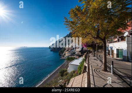 POSITANO, ITALIA - 13 GENNAIO 2024: Costiera amalfitana a Positano, Italia durante la giornata di sole. Foto Stock