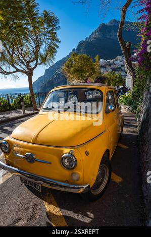 POSITANO, ITALIA - 13 GENNAIO 2024: Costiera amalfitana a Positano, Italia. Una bella Fiat gialla. Foto Stock