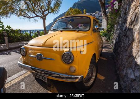 POSITANO, ITALIA - 13 GENNAIO 2024: Costiera amalfitana a Positano, Italia. Una bella Fiat gialla. Foto Stock
