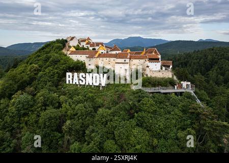 RASNOV, ROMANIA - 27 GIUGNO 2024: Vista dal drone del castello contadino a Rasnov. Foto Stock