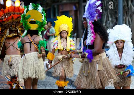 Recife, Brasile. 25 febbraio 2025. PE - RECIFE - 02/25/2025 - CARNEVALE DI RECIFE, INCONTRO DI CABOCLINHOS E TRIBÙ INDIGENE - incontro di Caboclinhos e tribù indigene nel quartiere di Recife nell'area centrale della capitale Pernambuco. 24 gruppi seguono una processione da Avenida Rio Branco a Praca do Arsenal. Foto: Marlon Costa/AGIF credito: AGIF/Alamy Live News Foto Stock