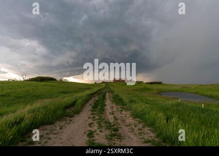 Il grande temporale supercell si sta sviluppando sopra una fattoria nelle grandi pianure Foto Stock