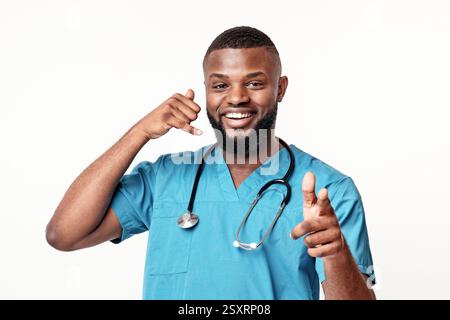 Giovane terapeuta amichevole che indica ai pazienti, chiedendo di chiamare Foto Stock