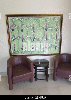 Accogliente lounge dell'hotel con eleganti opere d'arte: Viaggi e relax Foto Stock