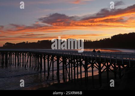 San Simeon, California, Stati Uniti. 21 febbraio 2025. La gente cammina sul molo di San Simeon a San Simeon Cove mentre riapriva al pubblico il 21 febbraio, dopo cinque mesi di un progetto di riparazione da 3,6 milioni di dollari necessario dopo diversi anni di danni causati dalla tempesta, i funzionari hanno costretto a chiudere il molo nel 2023 al William Randolph Hearst Memorial Beach Park di fronte al castello di Hearst. (Credit Image: © Jonathan Alcorn/ZUMA Press Wire) SOLO PER USO EDITORIALE! Non per USO commerciale! Foto Stock