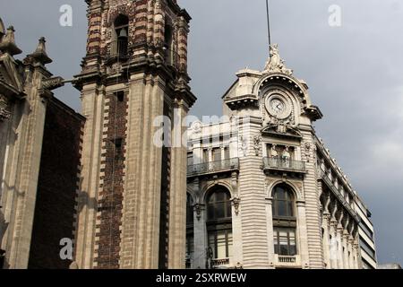 Città del Messico, Messico - 6 settembre 2023: L'edificio la Mexicana sul passaggio pedonale Madero, icona del centro storico di CDMX Foto Stock