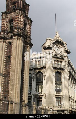Città del Messico, Messico - 6 settembre 2023: L'edificio la Mexicana sul passaggio pedonale Madero, icona del centro storico di CDMX Foto Stock