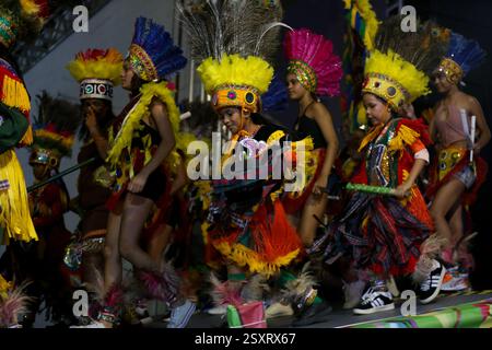 Recife, Brasile. 25 febbraio 2025. PE - RECIFE - 02/25/2025 - CARNEVALE DI RECIFE, INCONTRO DI CABOCLINHOS E TRIBÙ INDIGENE - incontro di Caboclinhos e tribù indigene nel quartiere di Recife nell'area centrale della capitale Pernambuco. 24 gruppi seguono una processione da Avenida Rio Branco a Praca do Arsenal. Foto: Marlon Costa/AGIF credito: AGIF/Alamy Live News Foto Stock