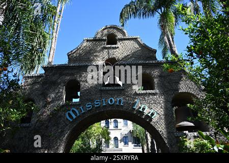 RIVERSIDE, CALIFORNIA - 23 febbraio 2024: Arco Mission Inn Hotel and Spa con campane all'ingresso principale. Foto Stock
