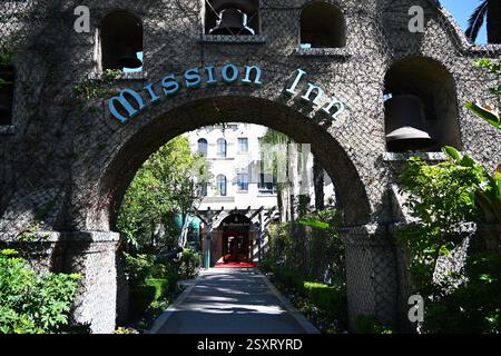 RIVERSIDE, CALIFORNIA - 23 febbraio 2024: Arco Mission Inn Hotel and Spa con campane all'ingresso principale. Foto Stock
