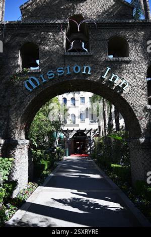 RIVERSIDE, CALIFORNIA - 23 febbraio 2024: Arco Mission Inn Hotel and Spa con campane all'ingresso principale. Foto Stock