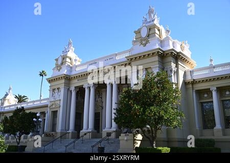 RIVERSIDE, CALIFORNIA - 23 febbraio 2024: Ingresso principale al tribunale della contea di Riverside. Foto Stock