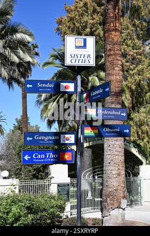 RIVERSIDE, CALIFORNIA - 23 febbraio 2024: Cartello Riverside Sister Cities a White Park nel centro di Riverside. Foto Stock