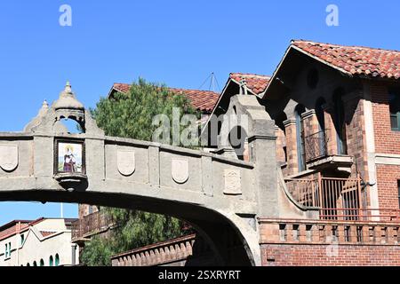 RIVERSIDE, CALIFORNIA - 23 febbraio 2024: Skywalk tra gli edifici ove 6th Street al Mission Inn Hotel and Spa. Foto Stock