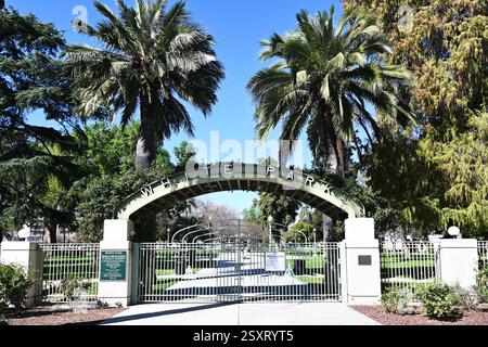 RIVERSIDE, CALIFORNIA - 23 febbraio 2024: Ingresso a White Park, un parco panoramico con sentieri per passeggiate, un gazebo e giardini con piante esotiche. Foto Stock