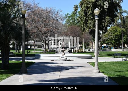 RIVERSIDE, CALIFORNIA - 23 febbraio 2024: White Park è un parco panoramico con sentieri per passeggiate, un gazebo e giardini con piante esotiche. Foto Stock